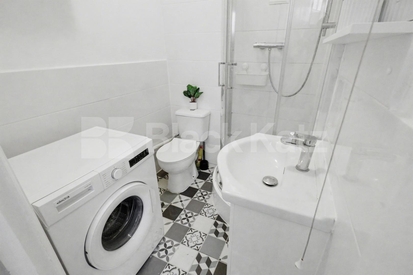 A well-presented self-contained studio apartment located on the desirable Glenloch Road, NW3 Glenloch Road, Belsize Park, NW3 (Gas and Water Included),  London