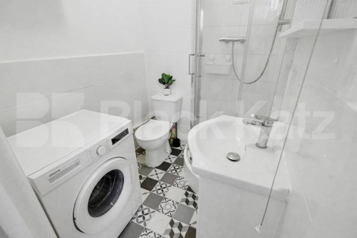 A well-presented self-contained studio apartment located on the desirable Glenloch Road, NW3 Glenloch Road, Belsize Park, NW3 (Gas and Water Included),  London