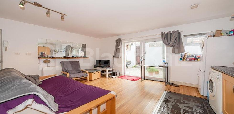 			FANTASTIC ONE BED PROPERTY!, 1 Bedroom, 1 bath, 1 reception Flat			 Topsfield Parade , Crouch End