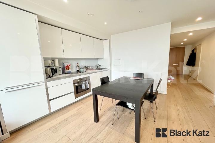 Located on the 17th floor of this iconic development with 24 hour concierge . Strata, Walworth Road , Elephant and Castle