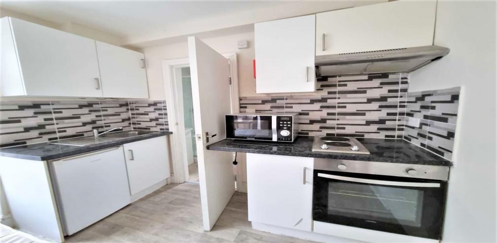 			Studio Apartment, 1 bath, 1 reception Flat			 Sumatra Road, WEST HAMPSTEAD
