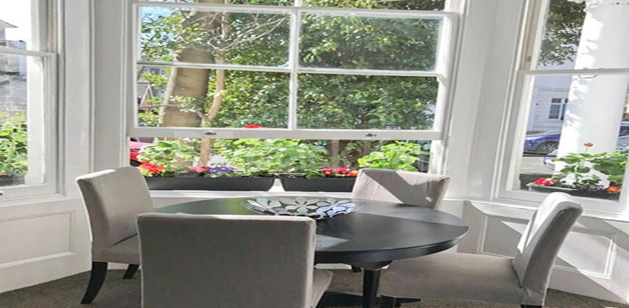 Delightful pristine 2 Bedroom, Part Furnished Flat in Aldridge Road