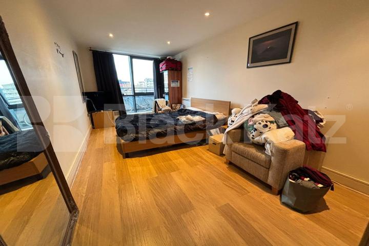 Larger than average superbly located stylish apartment Southwark Bridge Road, Borough