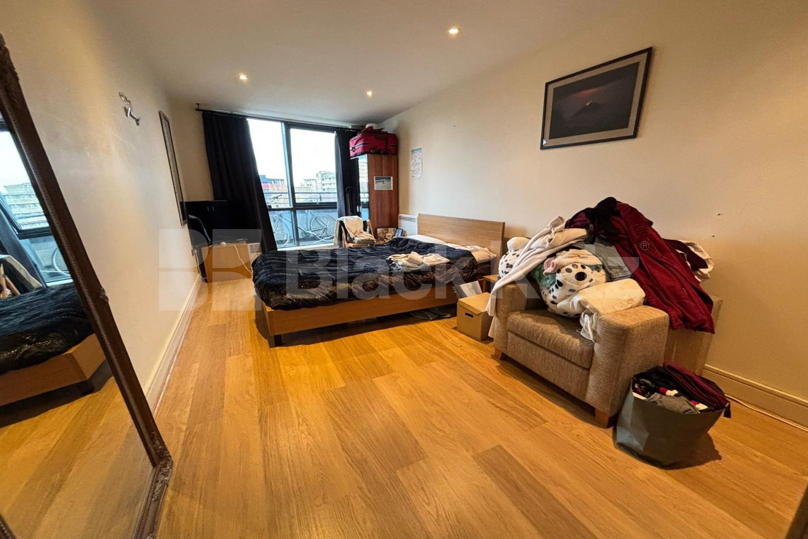 Larger than average superbly located stylish apartment Southwark Bridge Road, Borough