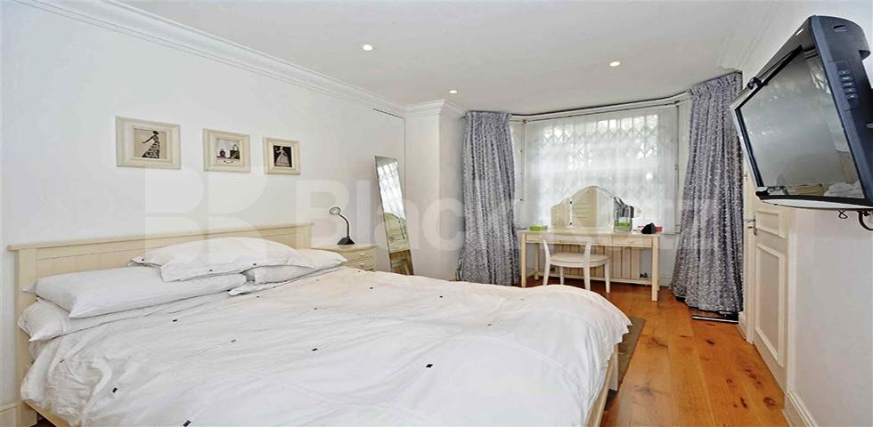 			STUNNING TWO BED!, 2 Bedroom, 1 bath, 1 reception Flat			 Lancaster Grove , BELSIZE PARK