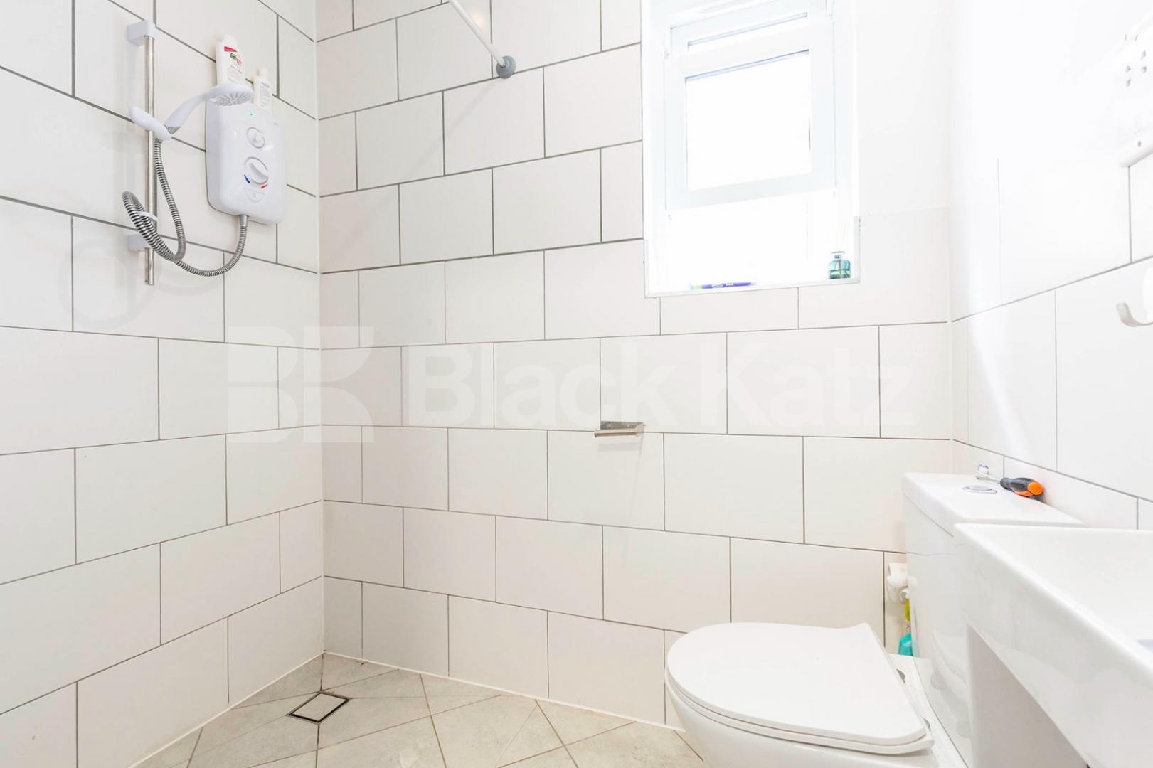 Fantastic modern studio loacted within mins to tube and shops Kilburn Lane, Queens Park