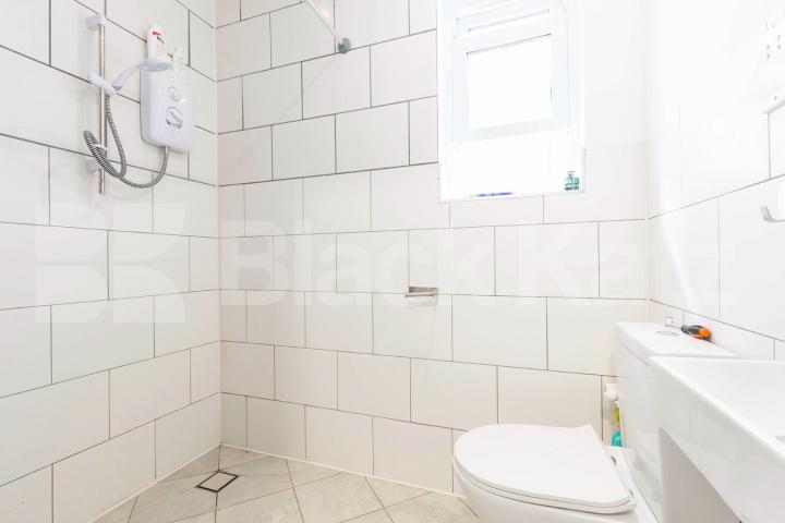 Fantastic modern studio loacted within mins to tube and shops Kilburn Lane, Queens Park