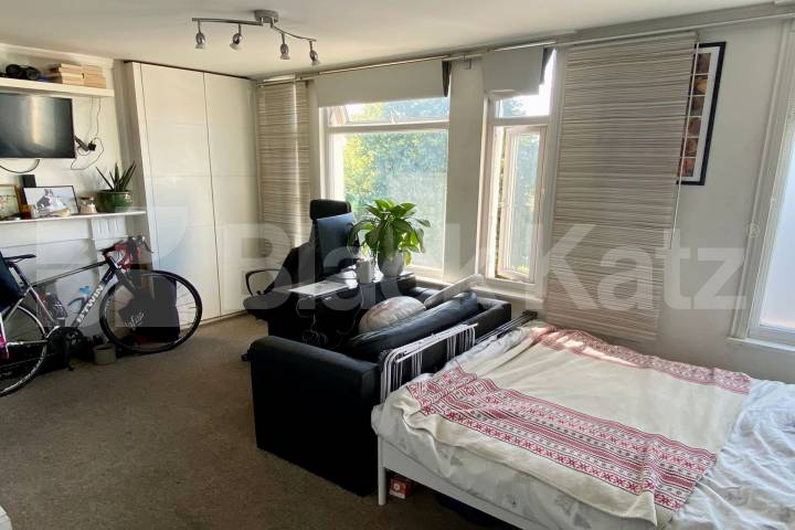 			Studio Apartment,  bath, 1 reception 			 Lavender Hill, Battersea/Clapham