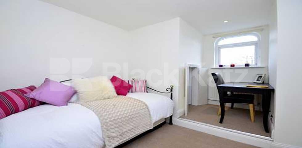 			MINUTES TO HAMPSTEAD HEATH!, 2 Bedroom, 1 bath, 1 reception Flat			 Rosslyn Hill, HAMPSTEAD
