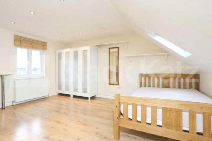			NEW INSTRUCTION, 4 Bedroom, 1 bath, 1 reception House			 Northfields Road, Acton