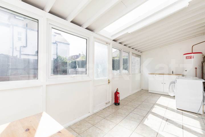 Spacious 5-bedroom furnished house with large garden – available end of July – Hamilton Road, NW10.This well-maintained and fully furnished five-bedroom house is perfect for a group of sharers looking for both comfort and space Hamilton Road, London, NW10,  London