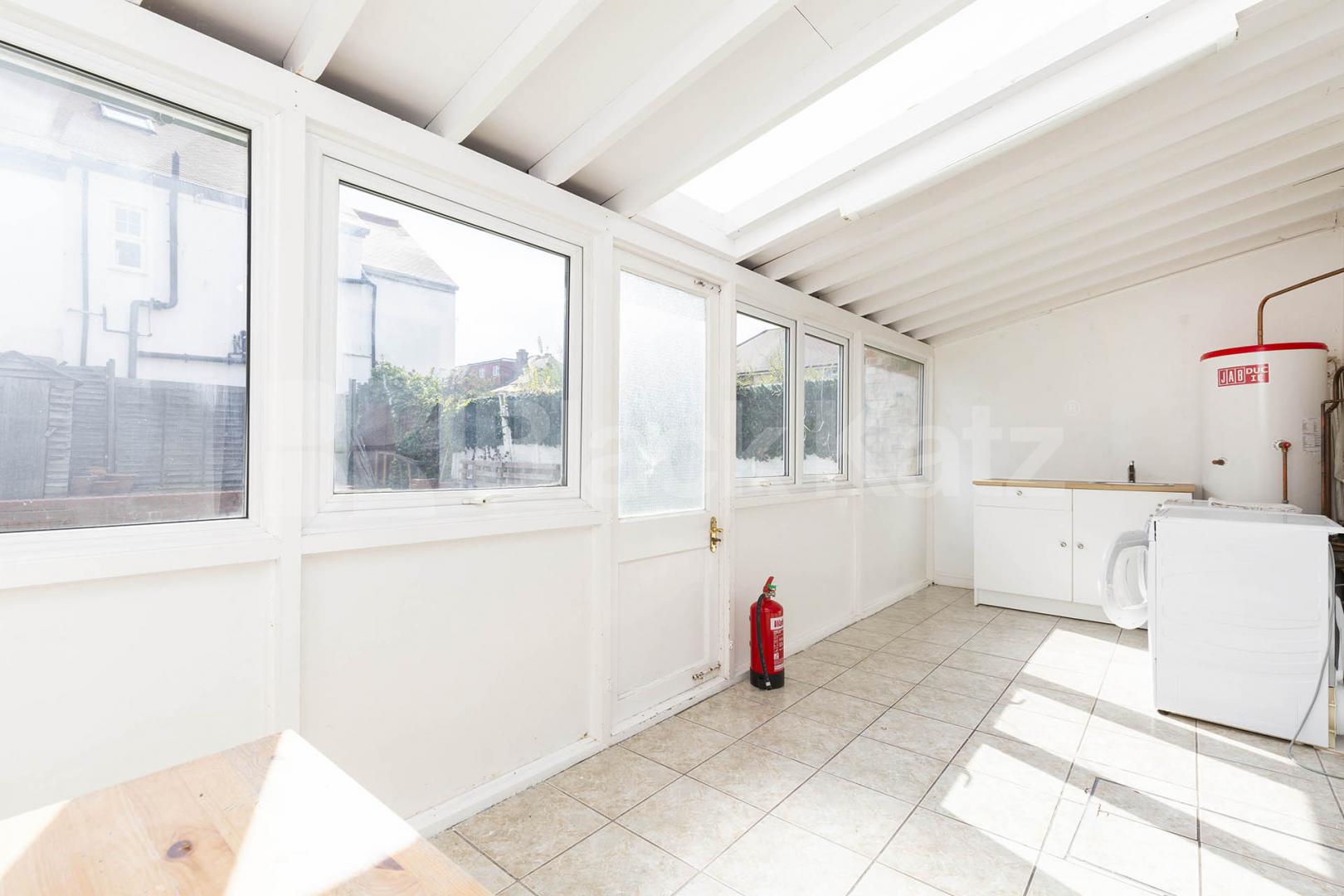 Spacious 5-bedroom furnished house with large garden – available end of July – Hamilton Road, NW10.This well-maintained and fully furnished five-bedroom house is perfect for a group of sharers looking for both comfort and space Hamilton Road, London, NW10,  London