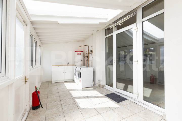 Spacious 5-bedroom furnished house with large garden – available end of July – Hamilton Road, NW10.This well-maintained and fully furnished five-bedroom house is perfect for a group of sharers looking for both comfort and space Hamilton Road, London, NW10,  London
