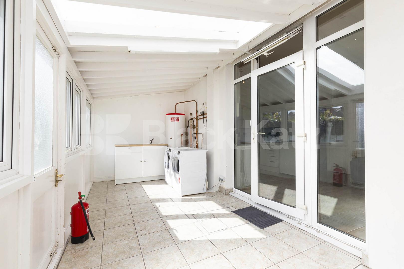 Spacious 5-bedroom furnished house with large garden – available end of July – Hamilton Road, NW10.This well-maintained and fully furnished five-bedroom house is perfect for a group of sharers looking for both comfort and space Hamilton Road, London, NW10,  London