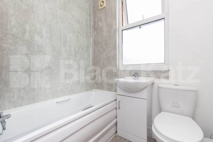 Spacious 5-bedroom furnished house with large garden – available end of July – Hamilton Road, NW10.This well-maintained and fully furnished five-bedroom house is perfect for a group of sharers looking for both comfort and space Hamilton Road, London, NW10,  London