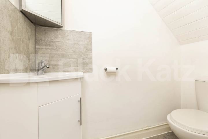 Spacious 5-bedroom furnished house with large garden – available end of July – Hamilton Road, NW10.This well-maintained and fully furnished five-bedroom house is perfect for a group of sharers looking for both comfort and space Hamilton Road, London, NW10,  London