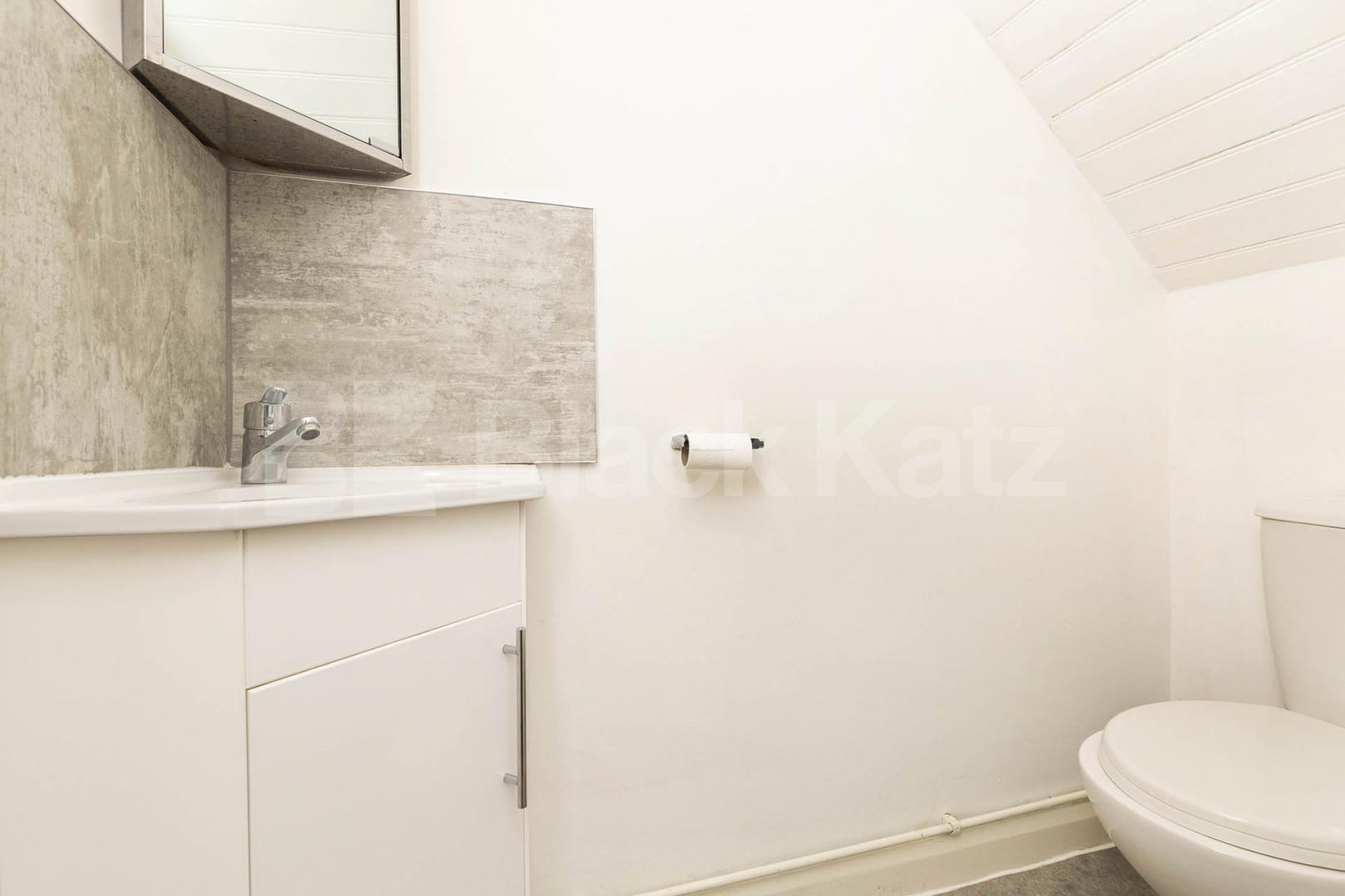 Spacious 5-bedroom furnished house with large garden – available end of July – Hamilton Road, NW10.This well-maintained and fully furnished five-bedroom house is perfect for a group of sharers looking for both comfort and space Hamilton Road, London, NW10,  London