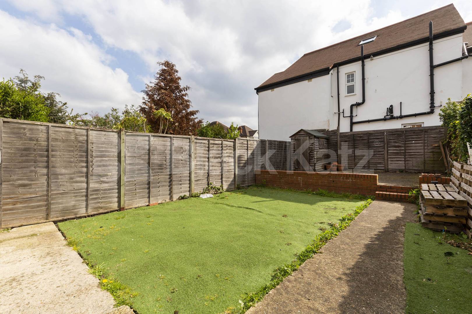 Spacious 5-bedroom furnished house with large garden – available end of July – Hamilton Road, NW10.This well-maintained and fully furnished five-bedroom house is perfect for a group of sharers looking for both comfort and space Hamilton Road, London, NW10,  London