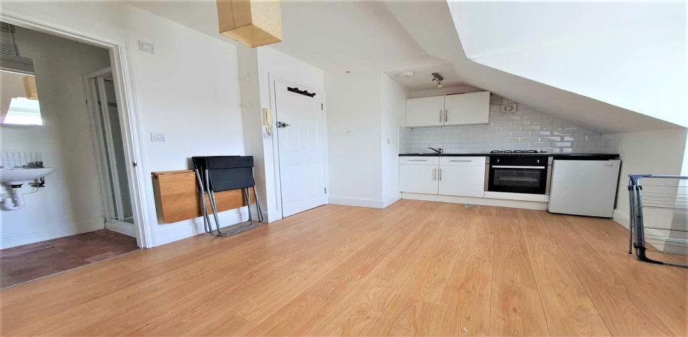 			NEW INSTRUCTION, Studio Apartment, 1 bath, 1 reception Flat			 Elm Grove, CRICKLEWOOD