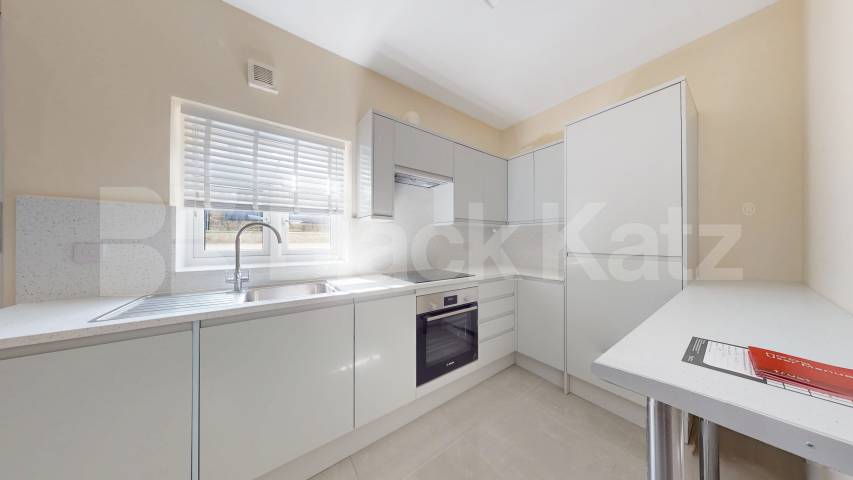 Spacious Newly Refurbished 2 Bedroom Luxury Apartment  Tottenham Court Road, Euston