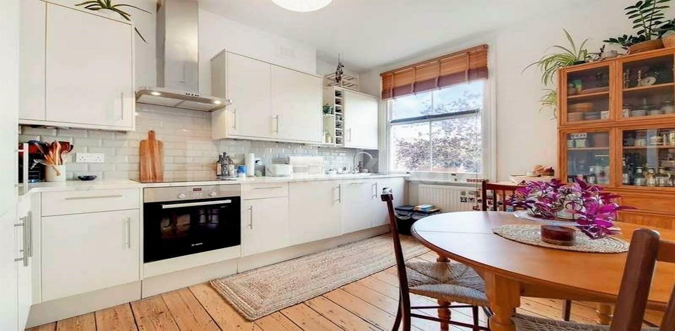 High ceilings wood floors within a period house mins to tube and shops Hartham Road , Caledonian Road