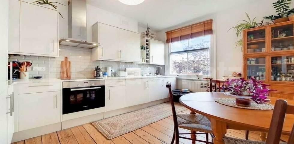High ceilings wood floors within a period house mins to tube and shops Hartham Road , Caledonian Road