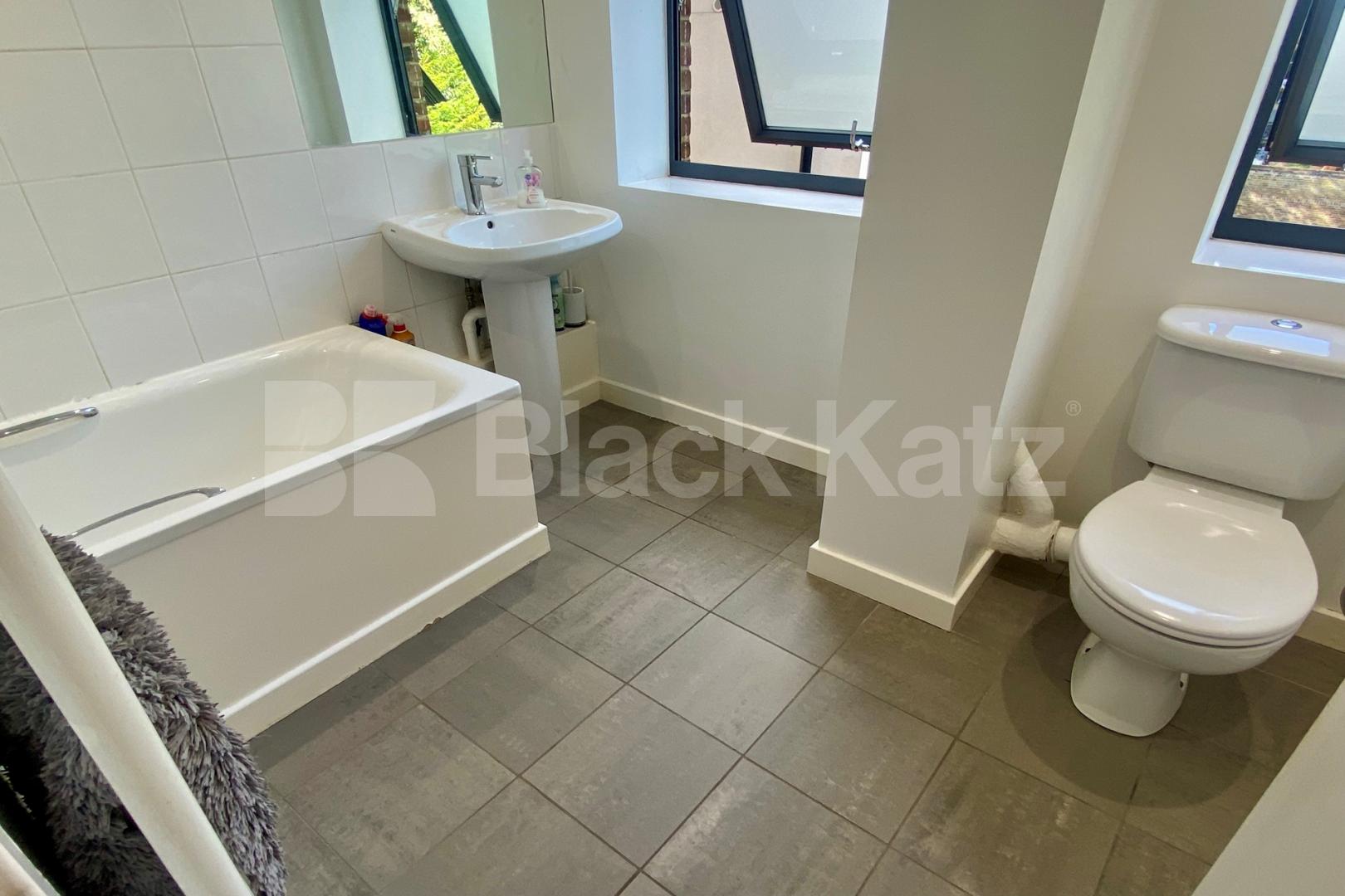 Superbly located, with parking, communal gardens & bicycle storage  Brixton Road, Oval / Brixton 