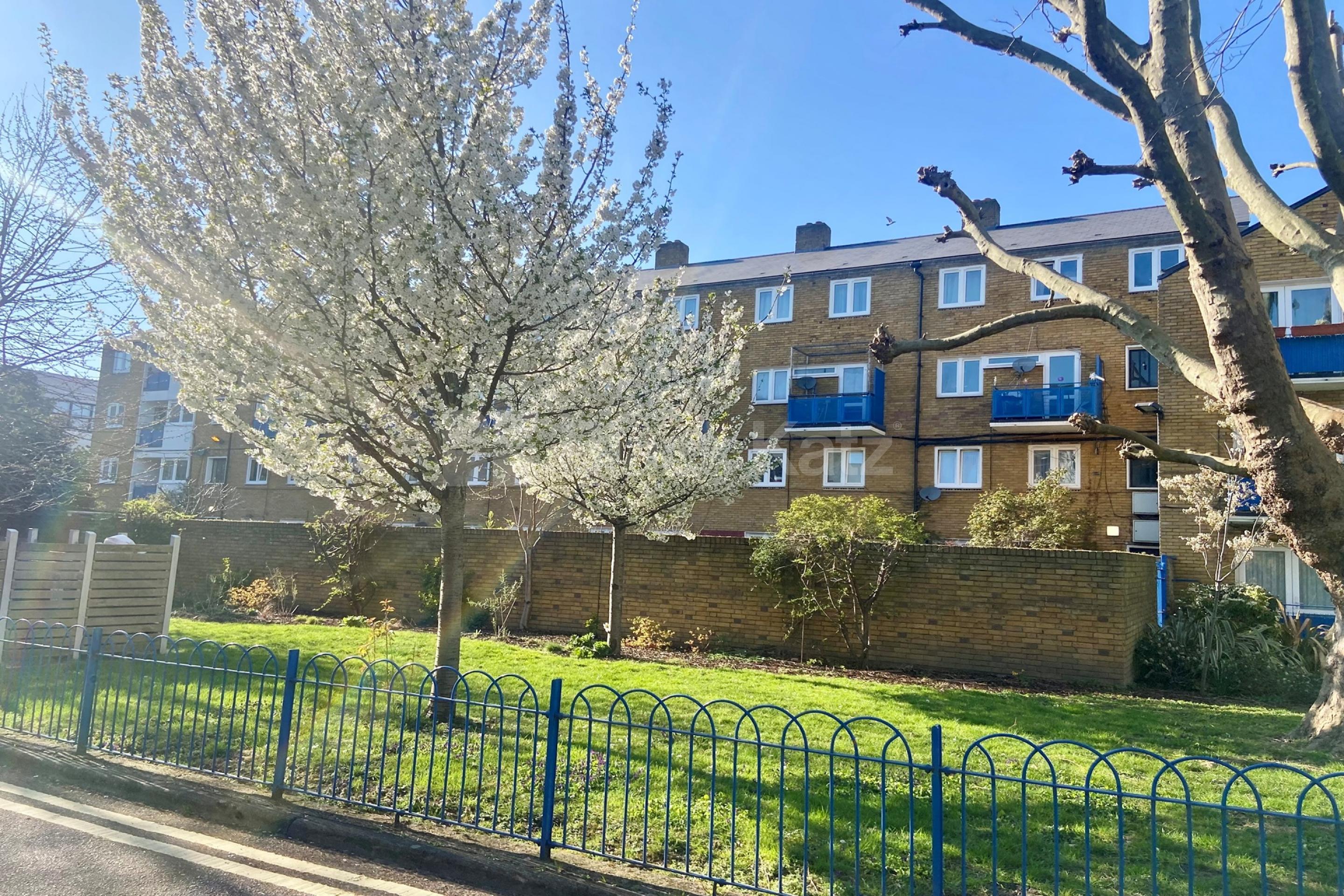 Conveniently located, bright and airy, split level three bedroom property Burbage Close, Borough SE1