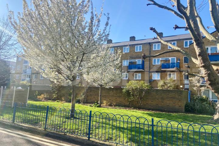 Conveniently located, bright and airy, split level three bedroom property Burbage Close, Borough