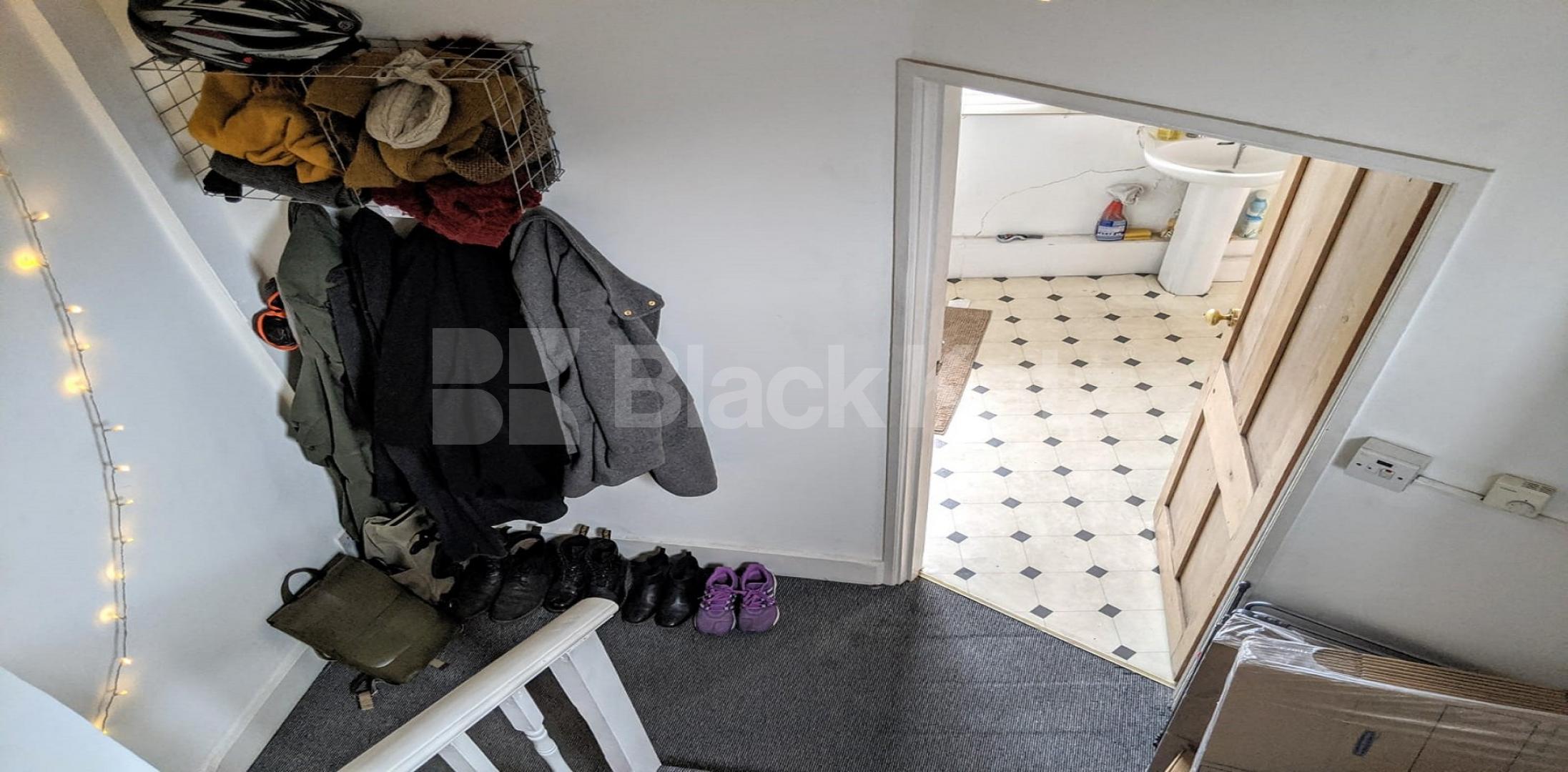 			LET  , 1 Bedroom, 1 bath, 1 reception House			 Queenstown Road, Battersea Park