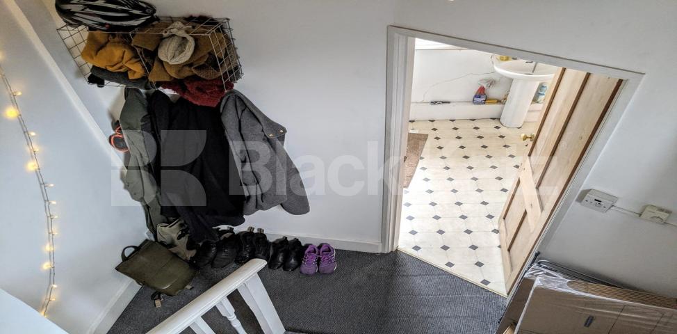 			LET  , 1 Bedroom, 1 bath, 1 reception House			 Queenstown Road, Battersea Park