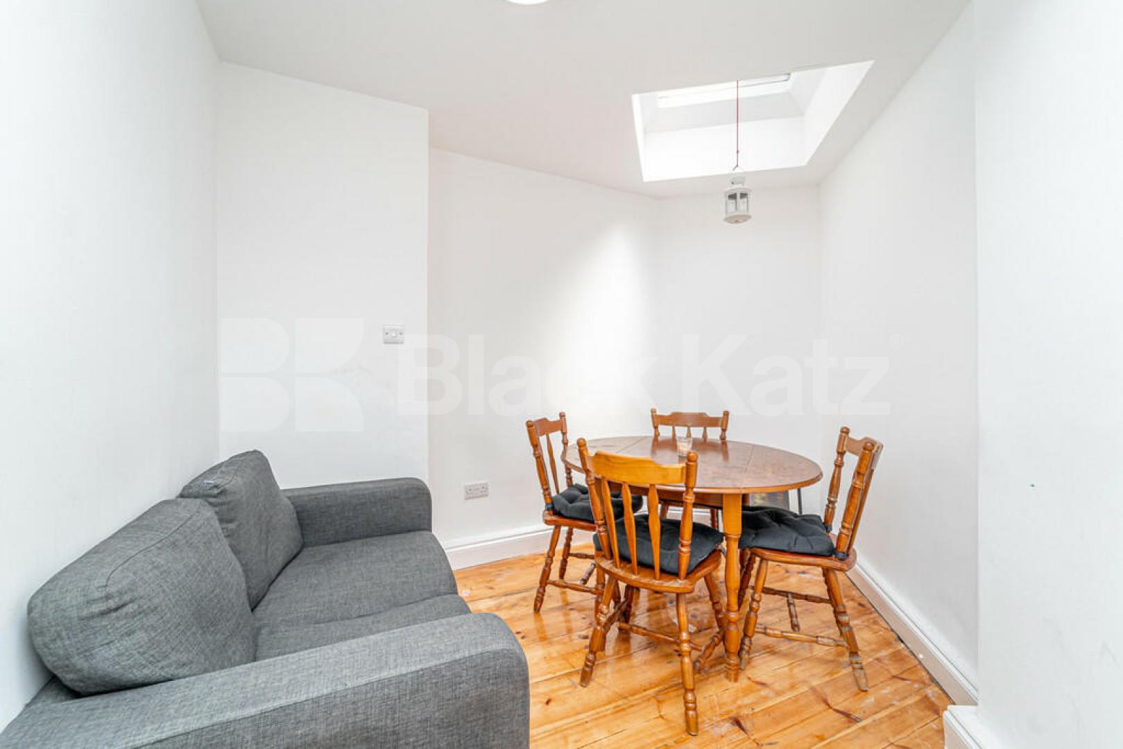 5 bedroom house with lounge and 2 bathrooms Kings Cross Road, Kings Cross 
