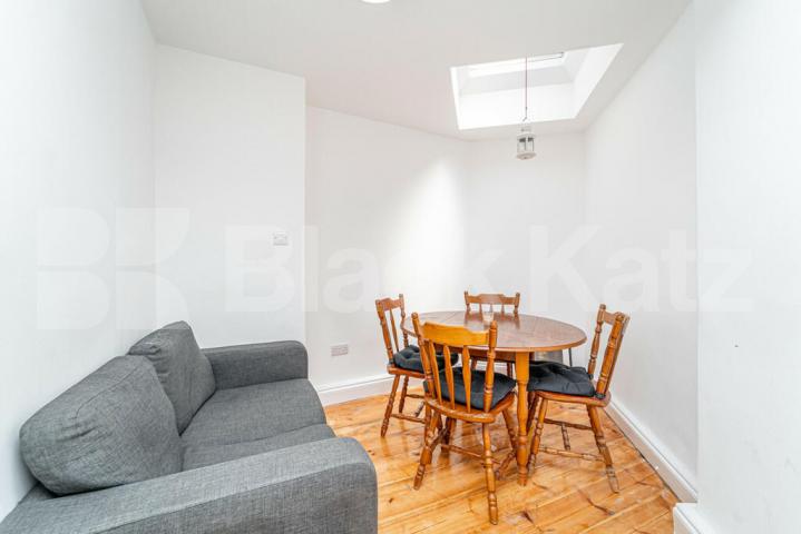 5 bedroom house with lounge and 2 bathrooms Kings Cross Road, Kings Cross 