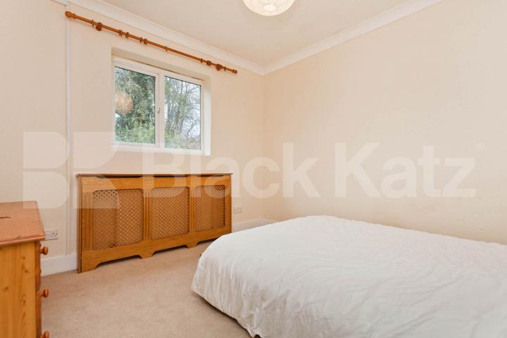 Modern Apartment Minford Gardens, West Kensington