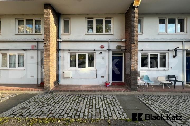 Duplex apartment superbly located  Cluny Estate , London bridge