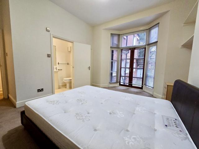 			2 Bedroom, 2 bath, 1 reception Flat			 Stanley Gardens, Willesden Green