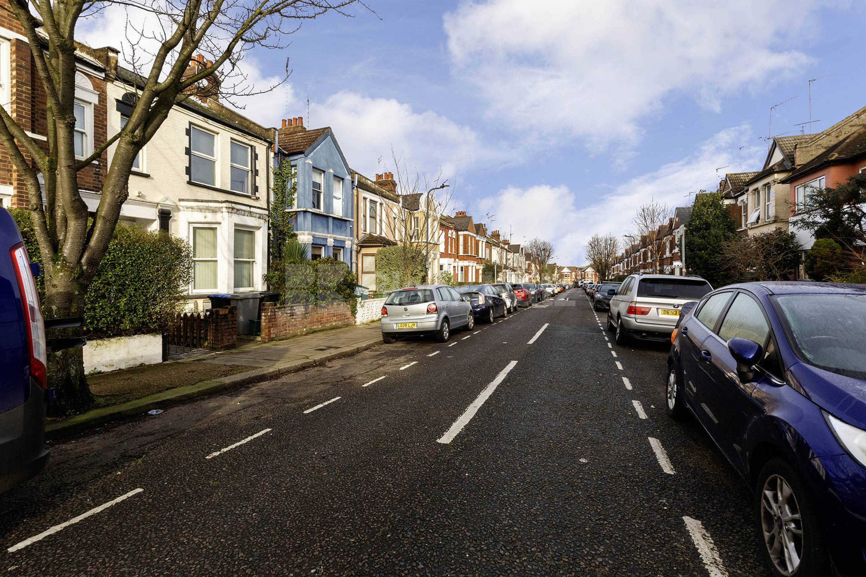 A furnished 1-bedroom available immediately on Riffel Road, NW2, located in a quiet and well-connected residential area.The apartment comes fully furnished and is bright, comfortable, and well maintained Riffel Road, London, NW2,  London NW2