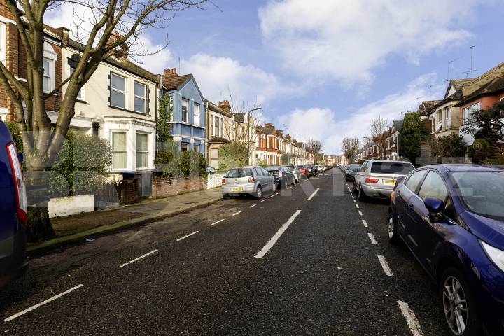 A furnished 1-bedroom available immediately on Riffel Road, NW2, located in a quiet and well-connected residential area.The apartment comes fully furnished and is bright, comfortable, and well maintained Riffel Road, London, NW2,  London