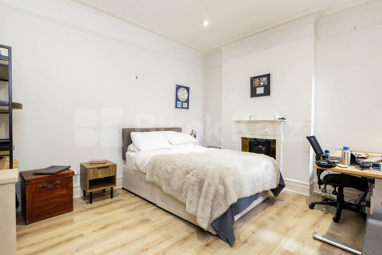 Beautiful three double bedroom property situated in the finest of areas Biddulph Mansions, Elgin Avenue, Maida Vale