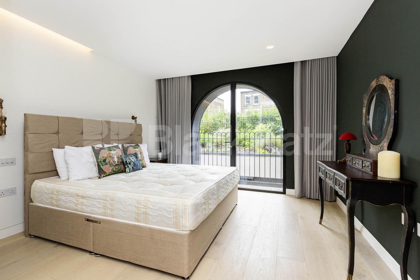 Stunning 3 bed 2 bath house split over 3 floors with a patio area.  Arco Walk, Highgate Road, Kentish Town