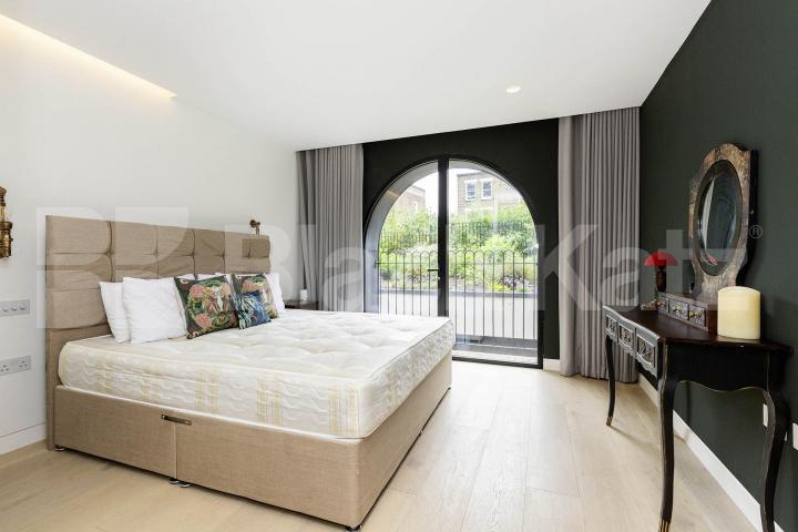 Stunning 3 bed 2 bath house split over 3 floors with a patio area.  Arco Walk, Highgate Road, Kentish Town