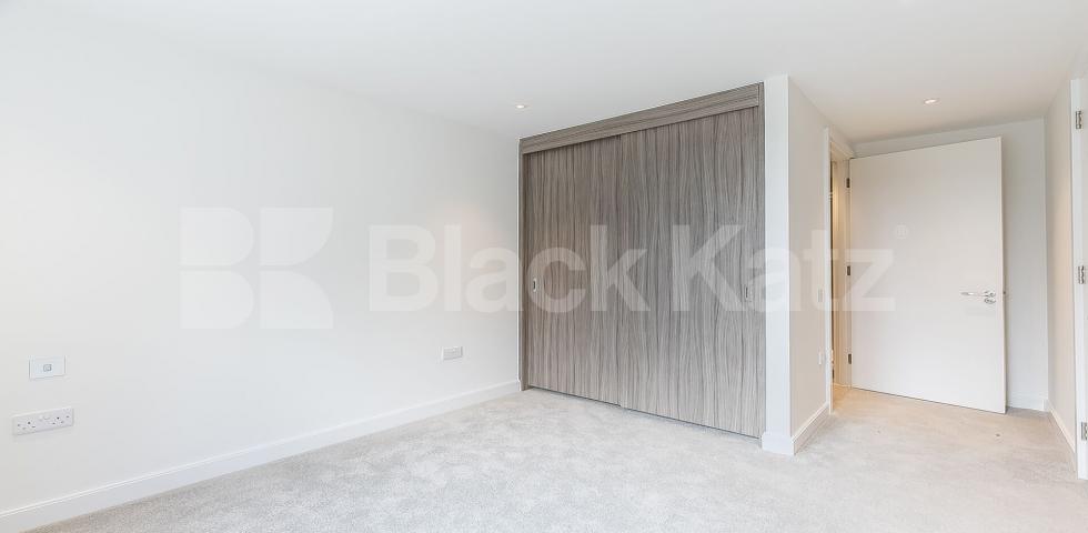 			New Instruction! Private balcony! , 2 Bedroom, 1 bath, 1 reception Apartment			 Smithfield Square , Crouch End / Hornsey