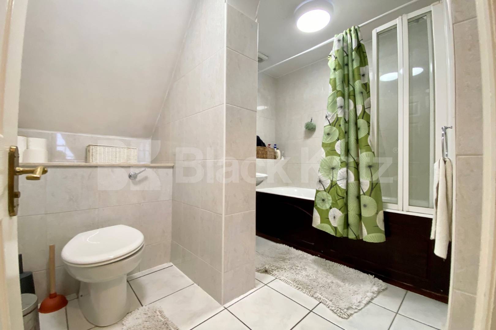 1055 Sq.Ft. of living & entertaining space, two bathrooms & roof terrace   St Georges Square, Pimlico