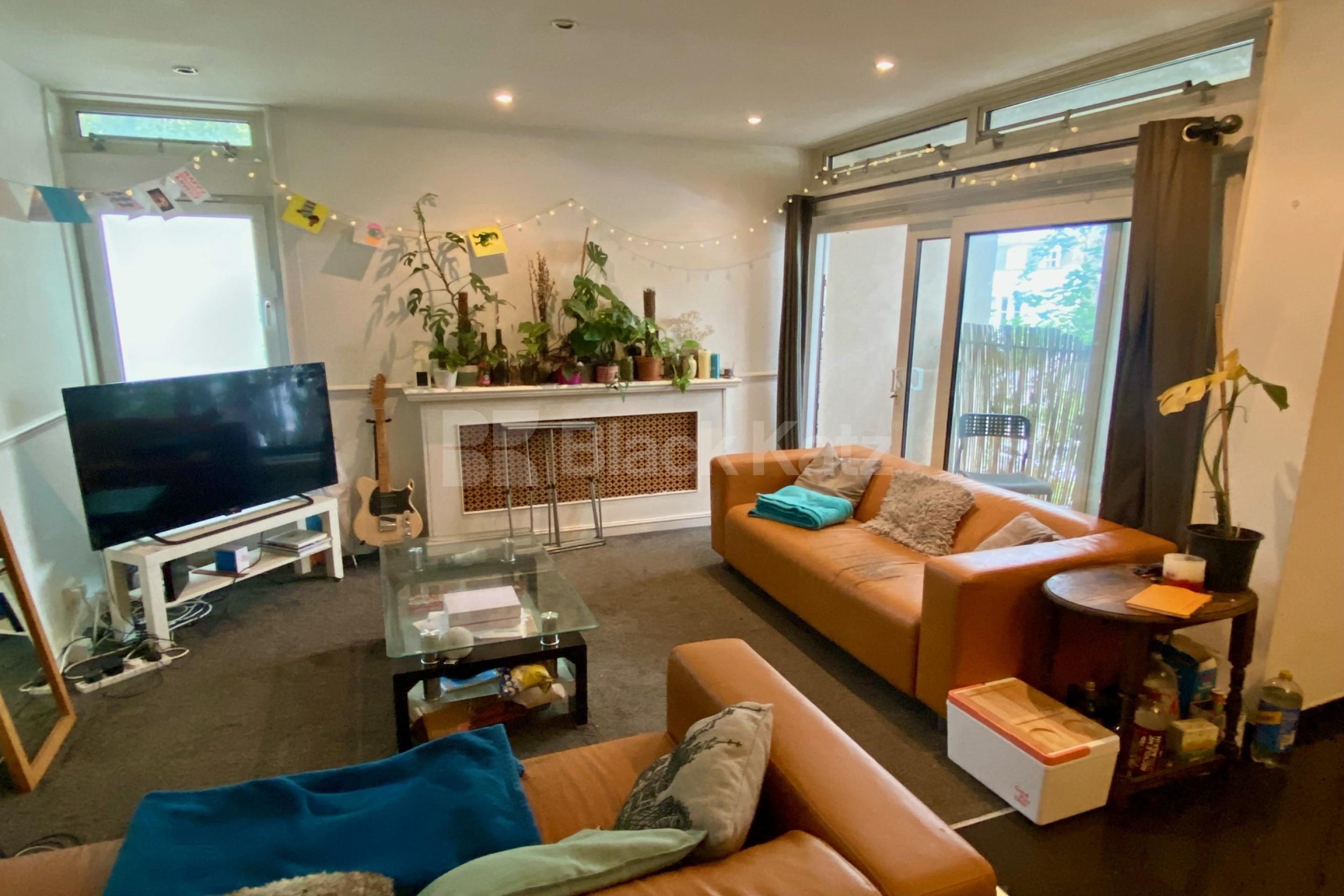 Stulish duplex apartment moments from the green open spaces of Clapham Common   Victoria Rise, Clapham Common SW4