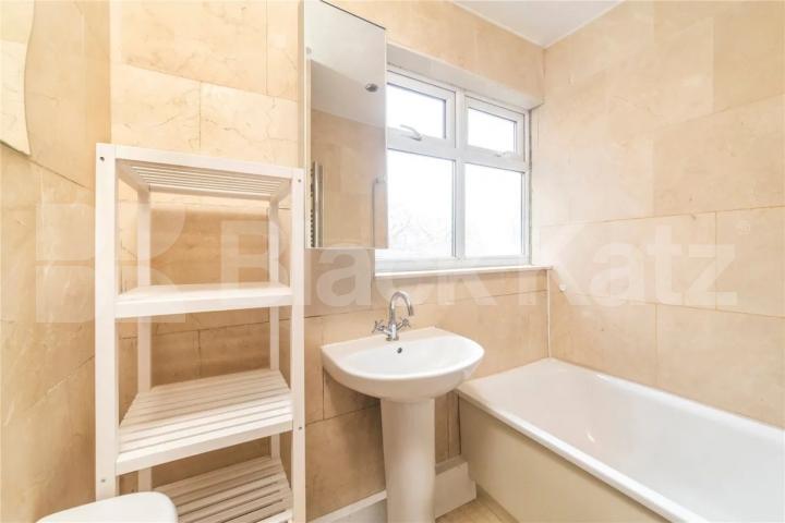 Spacious 3 bedroom garden property located near Archway tube station Fairbridge Road, Archway