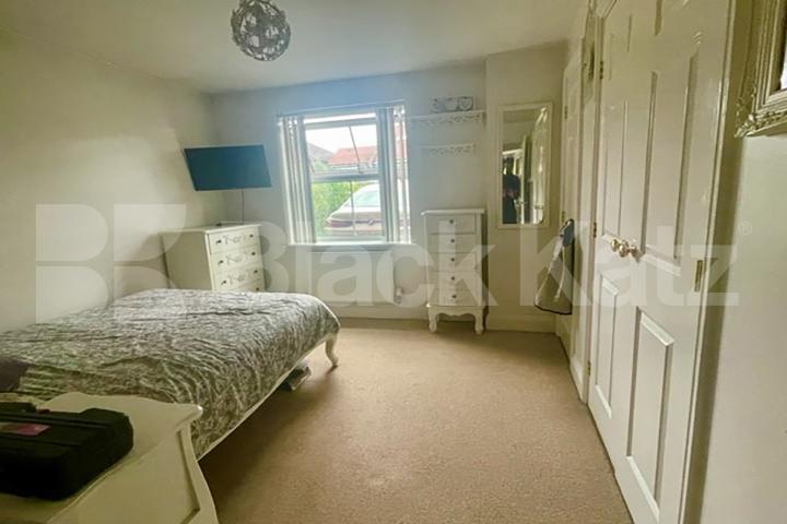 Spacious 1 bedroom flat with wood floors allocated parking & sole use of garden Cedar Heights, Cedar Road , Bushey, Watford