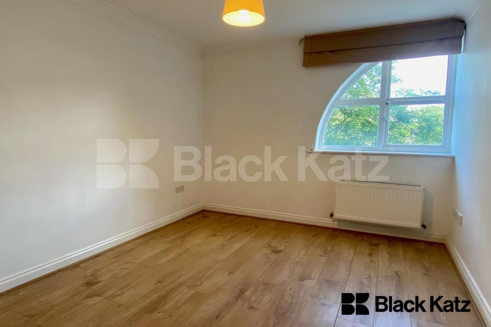 Bright and spacious two bedroom, two bathroom apartment in a gated development Blackburn Court. Bascombe Street, Brixton/Tulse Hill