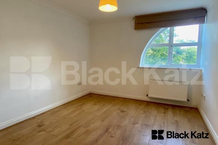 Bright and spacious two bedroom, two bathroom apartment in a gated development Blackburn Court. Bascombe Street, Brixton/Tulse Hill