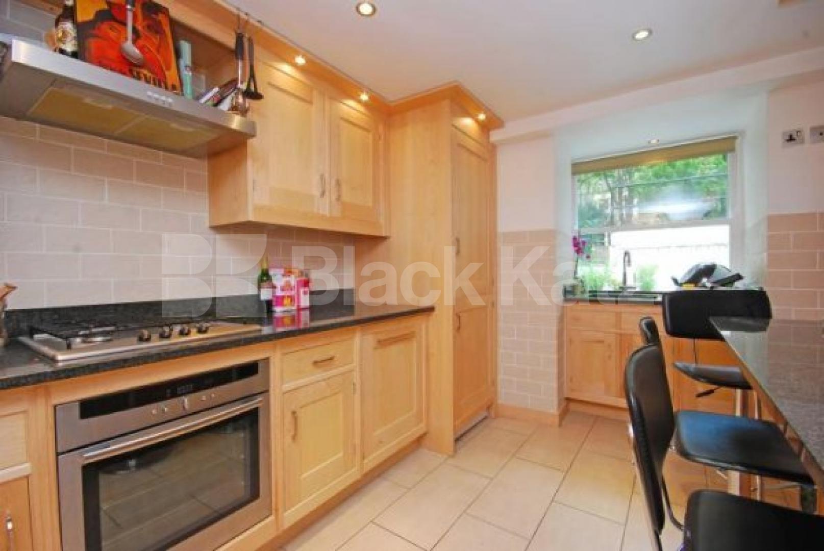 			3/4 BED AND 2 BATHROOMS!!, 3 Bedroom, 1 bath, 1 reception Flat			 Cathcart Hill, DARTMOUTH PARK