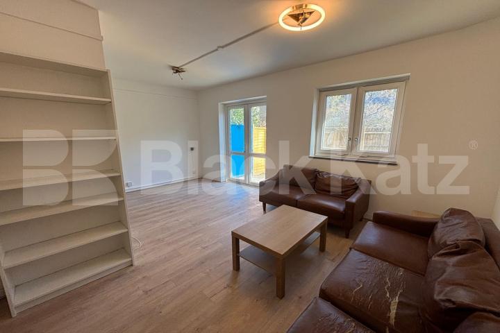 Superbly located & newly redecorated duplex apartment with private patio garden  Burbage Close, Borough 